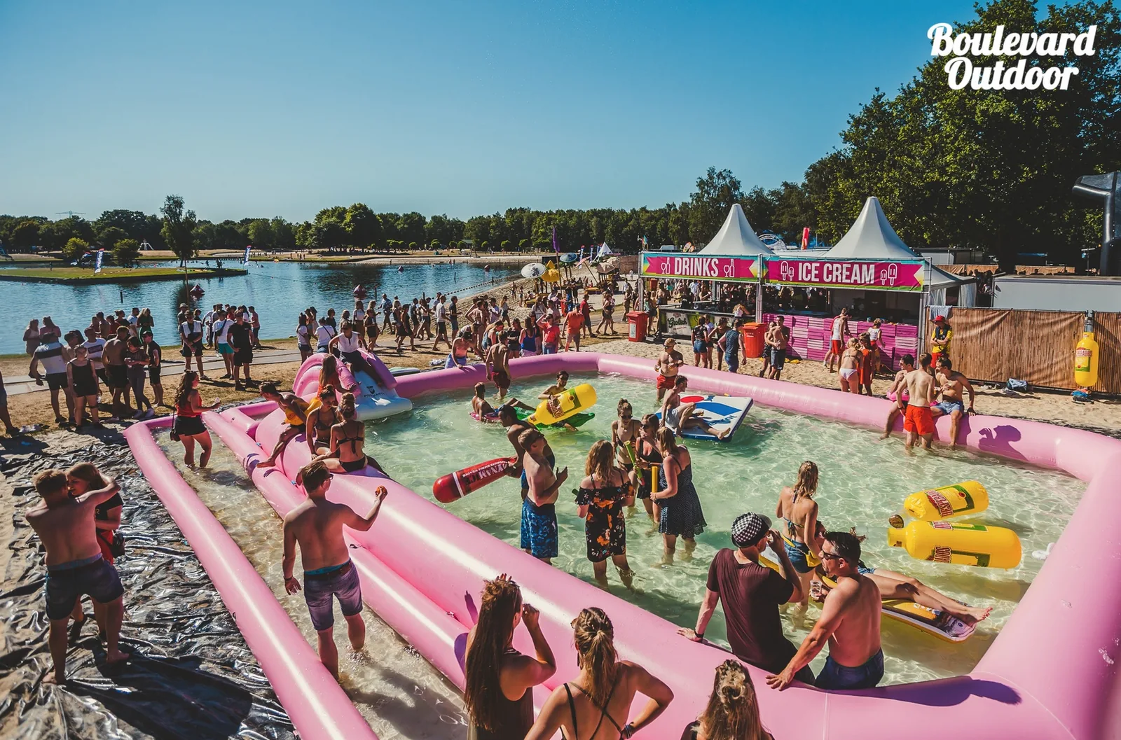 Boulevard Outdoor pink pool